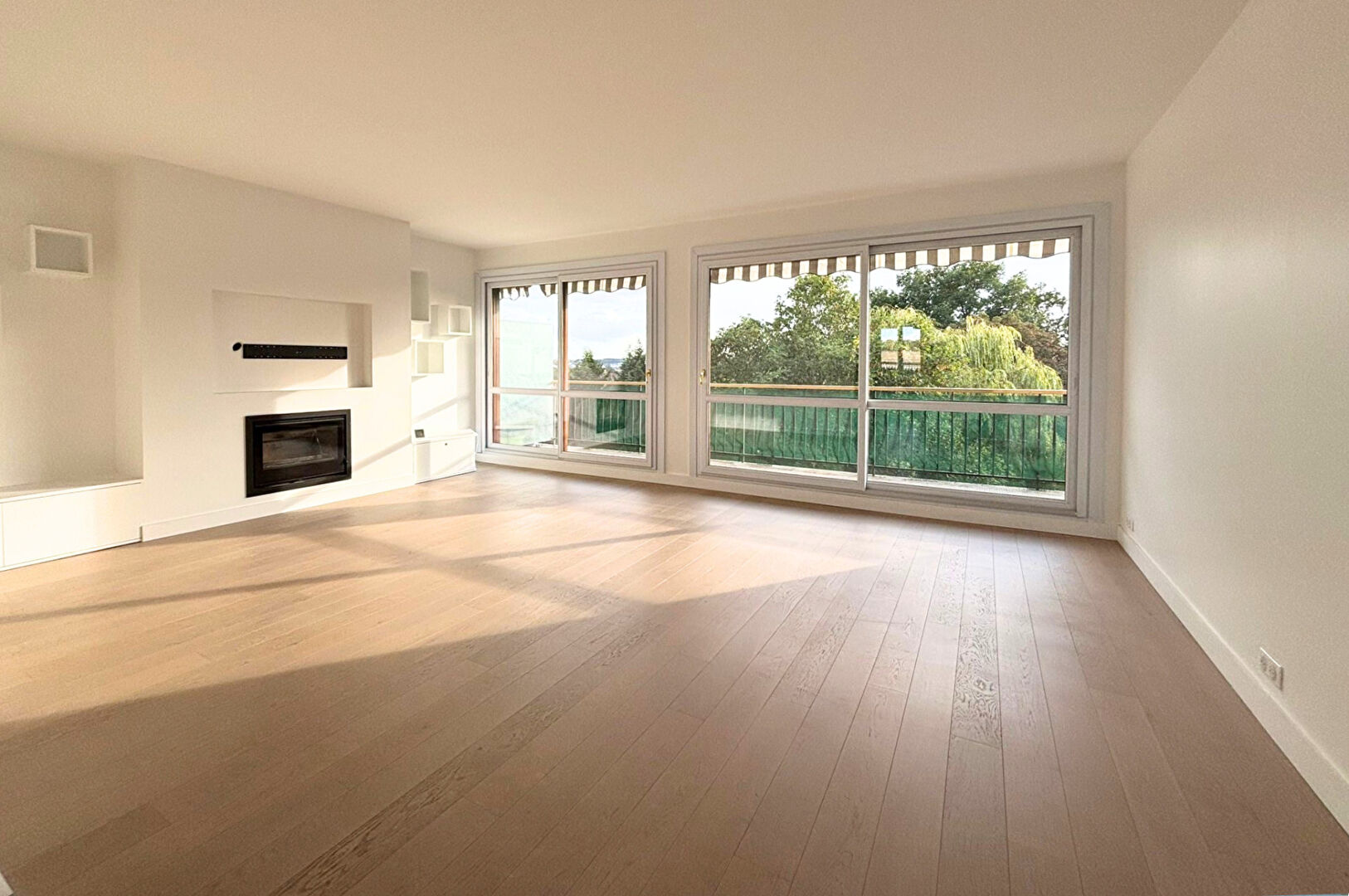 À Noisy-le-Roi – Appartement familial dernier étage avec vue dégagée